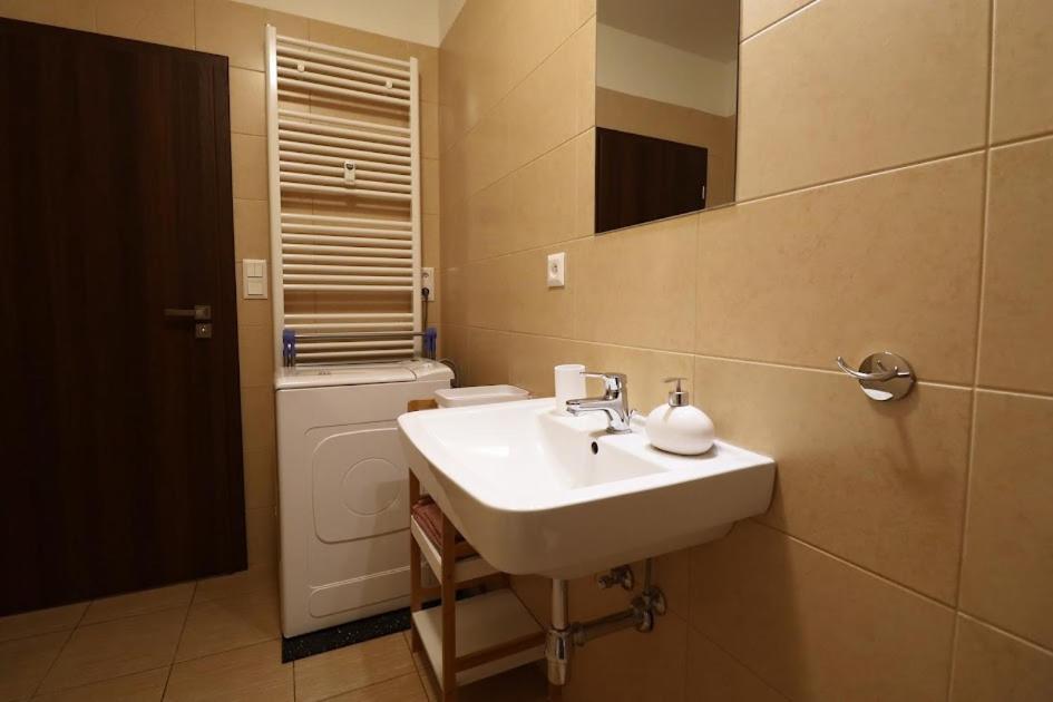 Cosy Studio, 15Min To Old Centre, Self-Check In, Free Wifi, Welcome Drink! プラハ エクステリア 写真